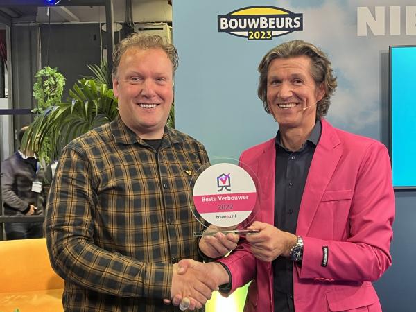 Wout Jansen Holleboom accepteerd de Beste Bouwer 2022 award van Edwin Groot