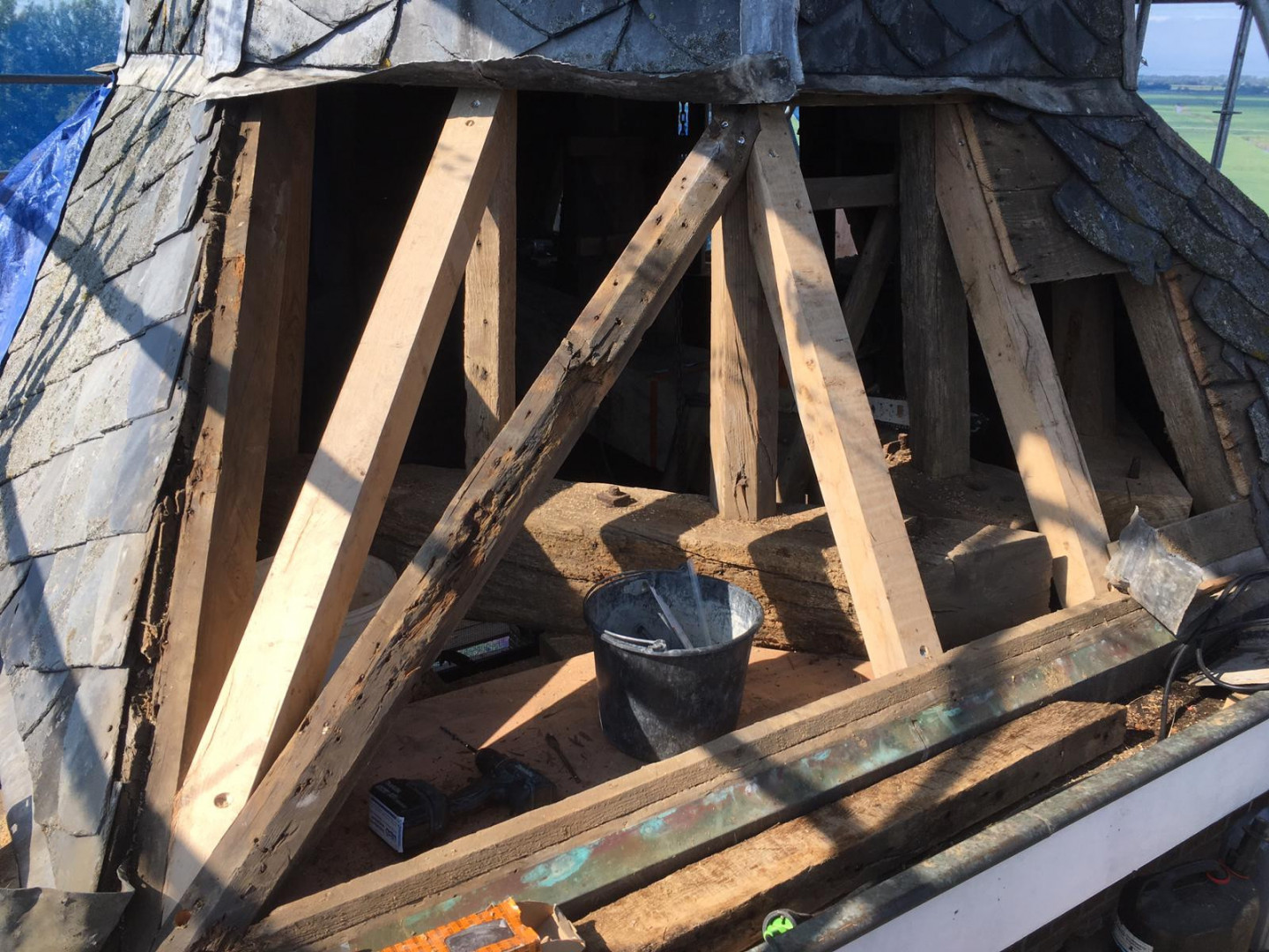 Restauratie van draaghout torenspits kerkgebouw