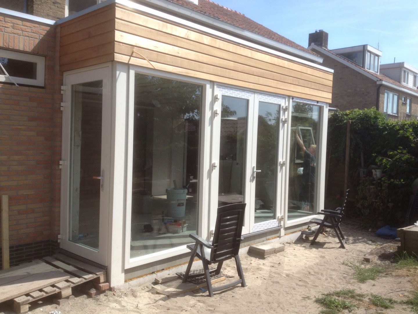 Uitbouw met serre voor levensloopbestendig wonen.