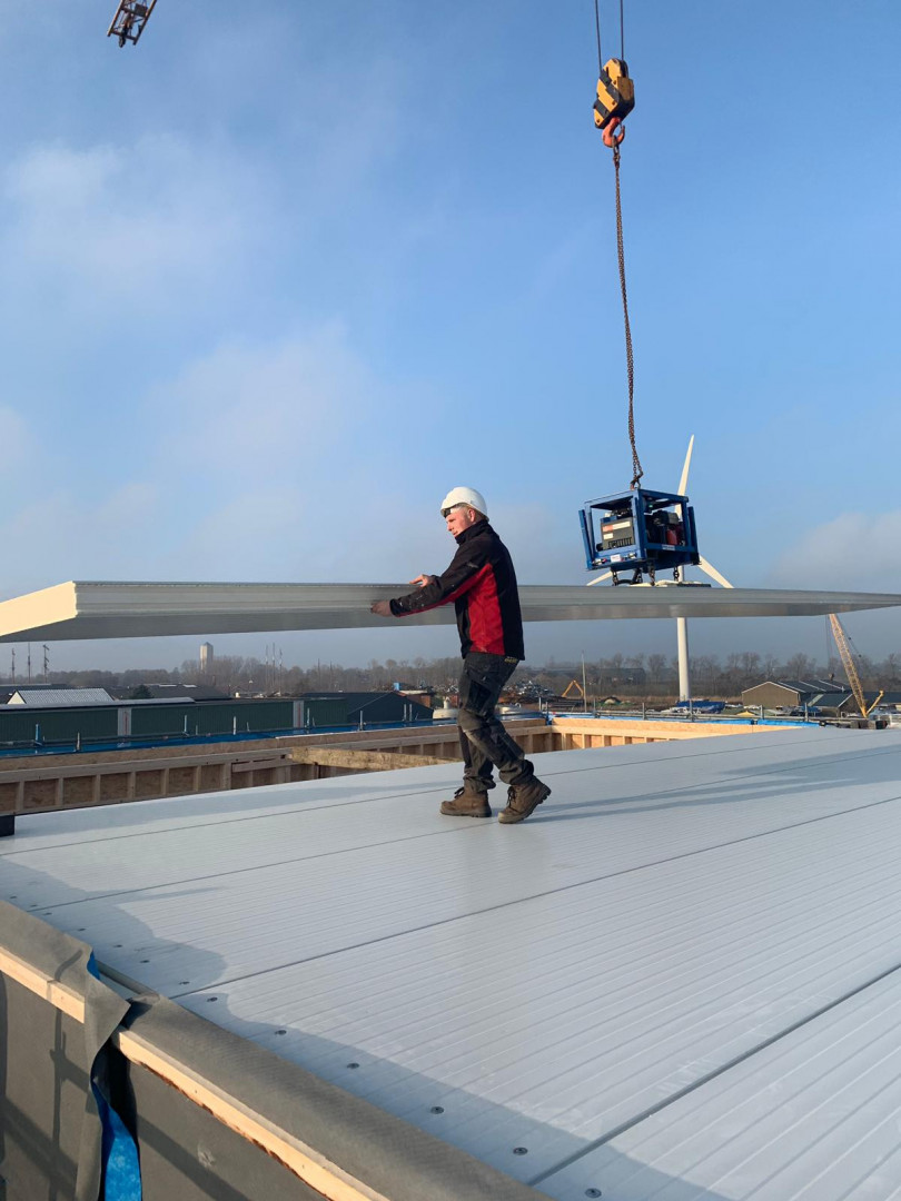 Bedrijfspand voorzien van extra etage