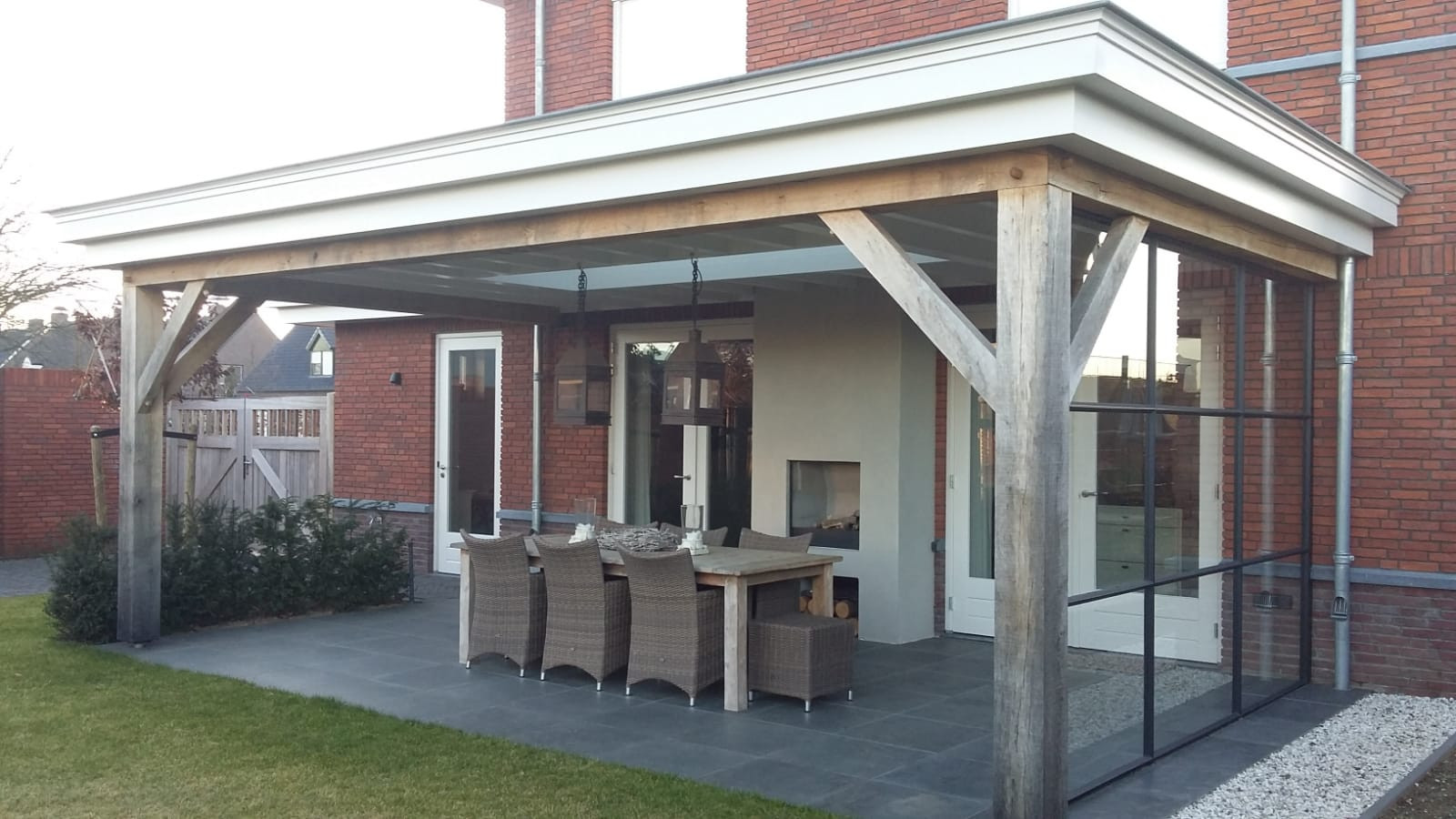 Nieuwbouw met overkapping