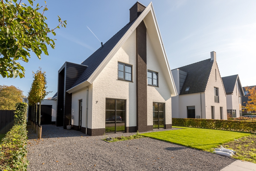 Eigentijdse woning met schuin toelopende dakpunten