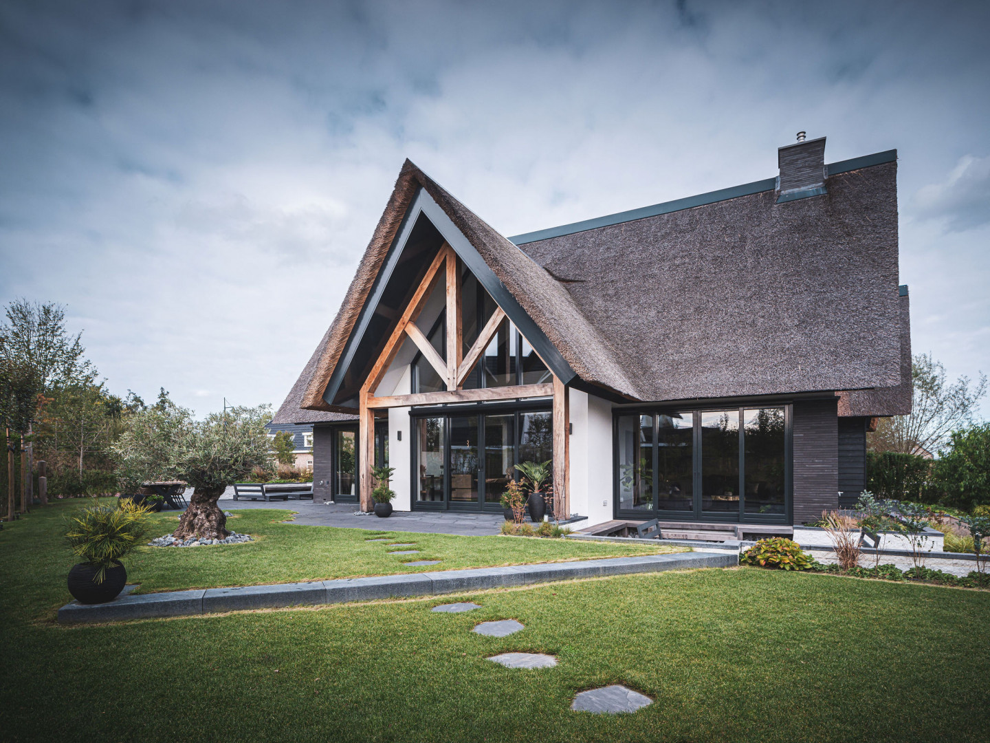 Landelijk modern vrijstaand huis, riete kap, villa, gestuct