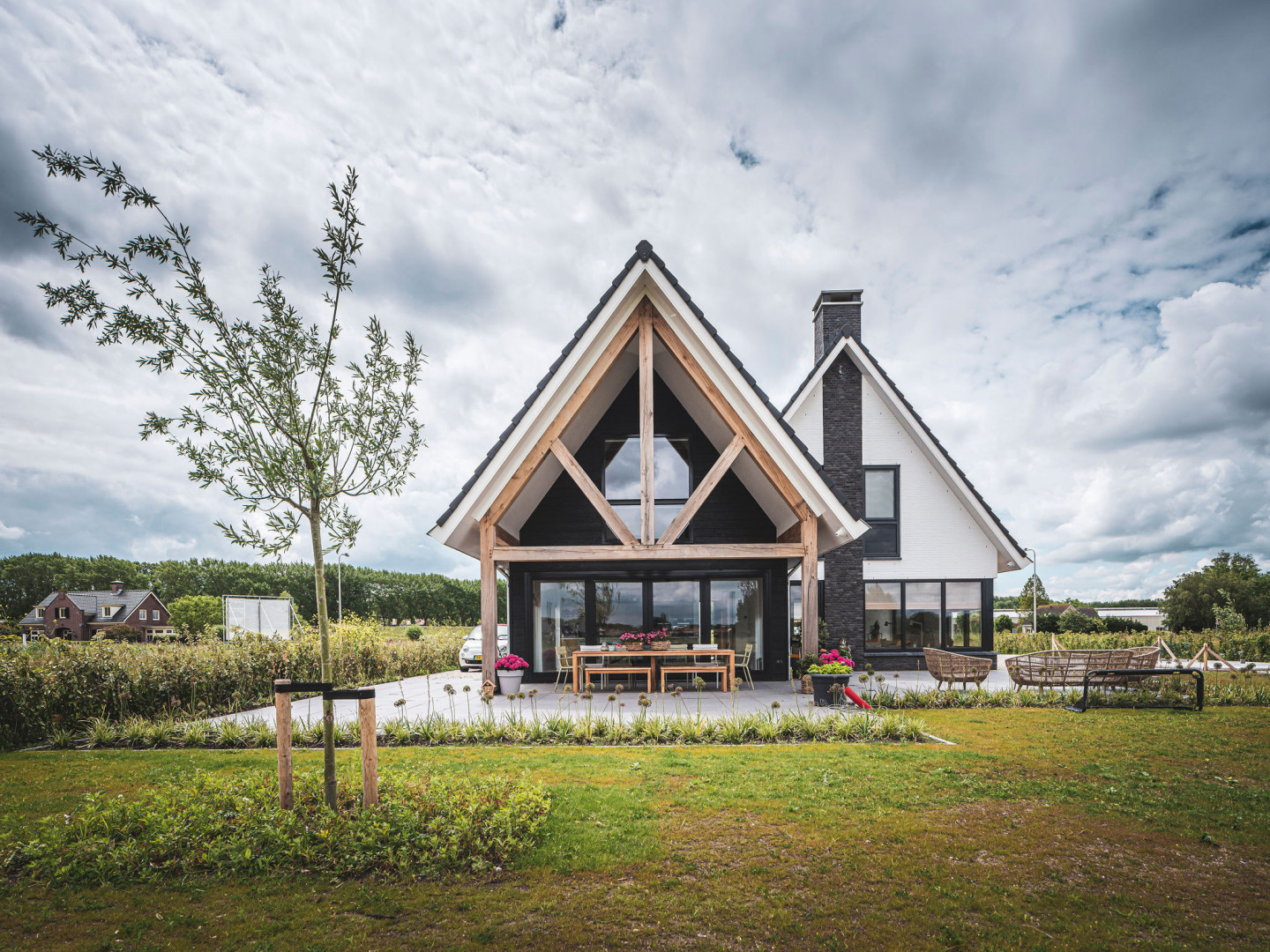 Landelijke villa vrijstaand wit gestuct carport riet