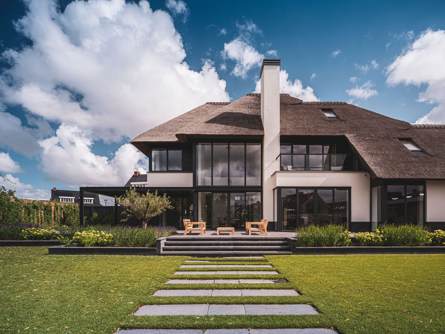 Landelijk moderne villa met rieten kap glazen pui