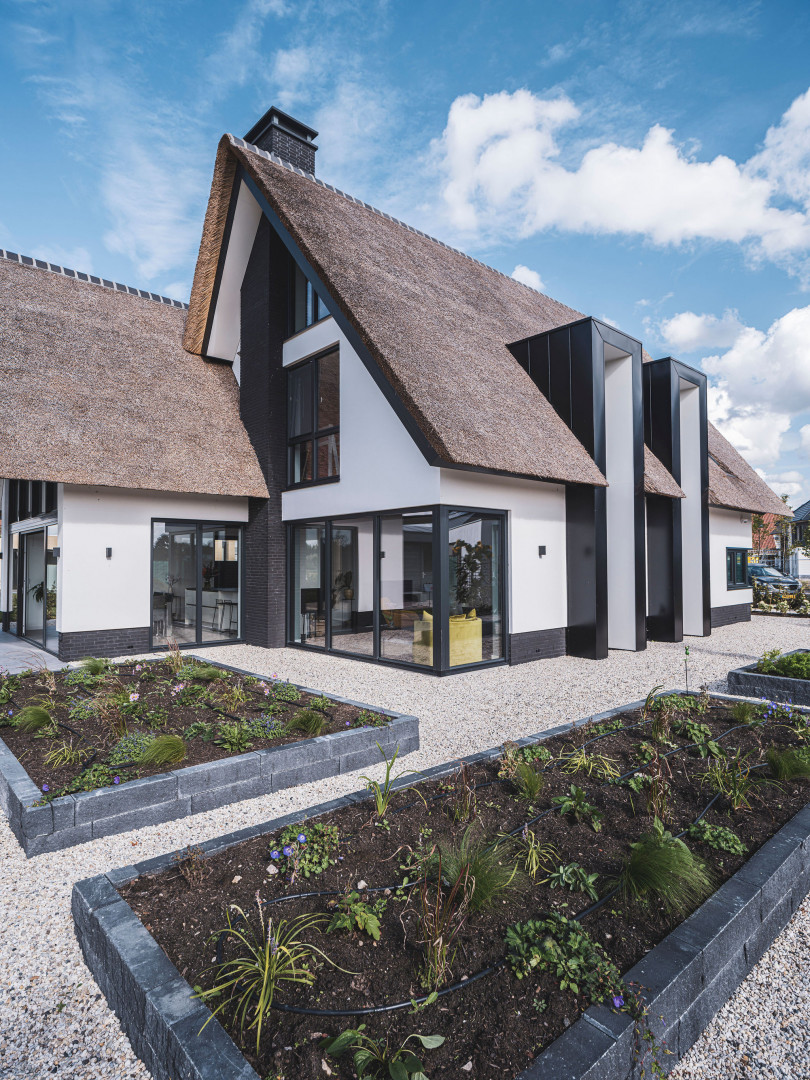 Landelijke rietgedekte woning met wit gestucte muren