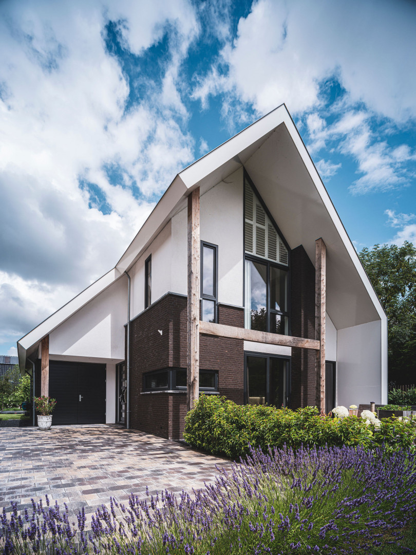 Moderne villa met imposante kap gebouwd door Buitenhuis