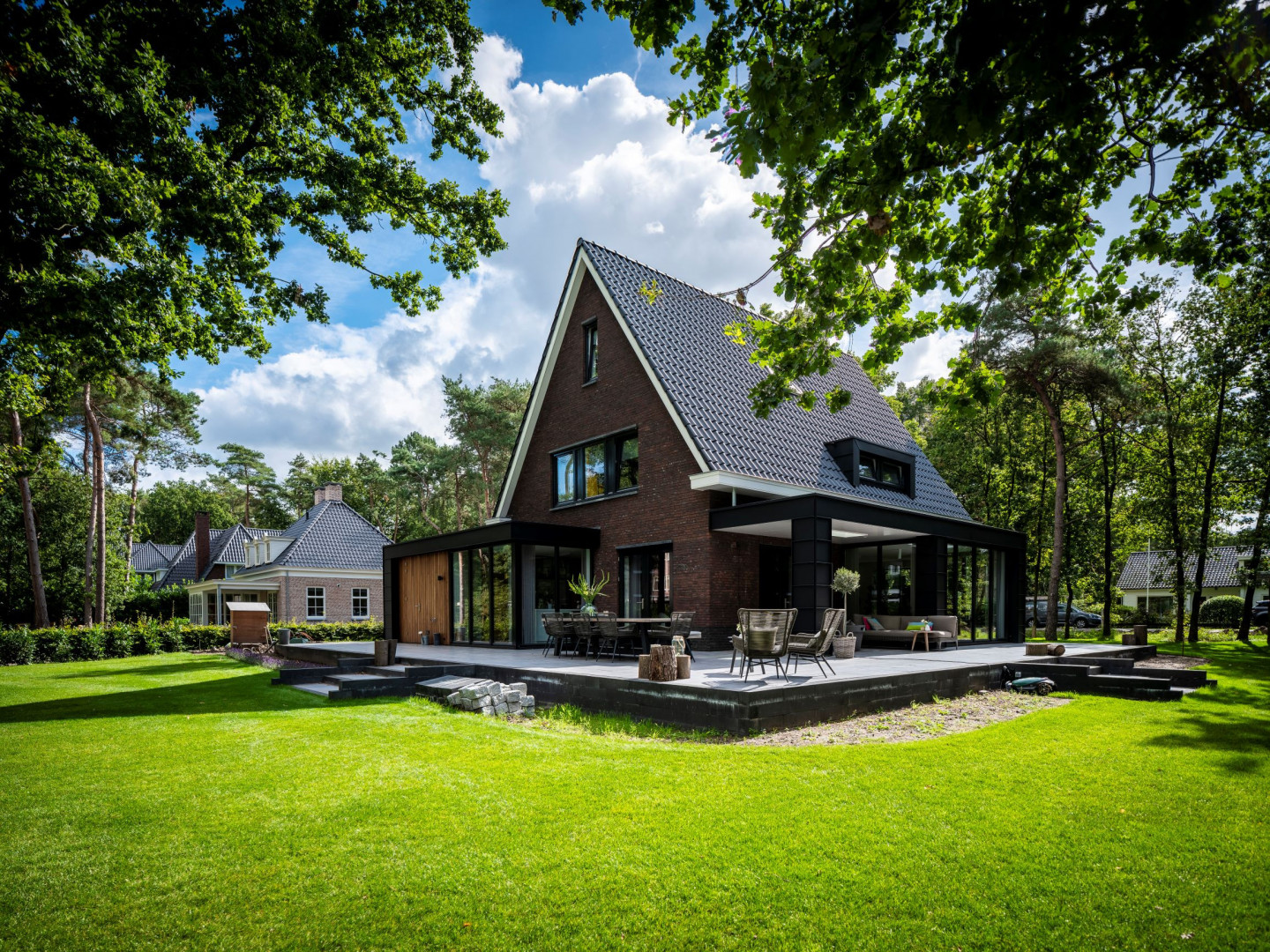 Jaren 30 villa met hoge kap