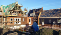 Nieuwe woning met serre en tuinberging