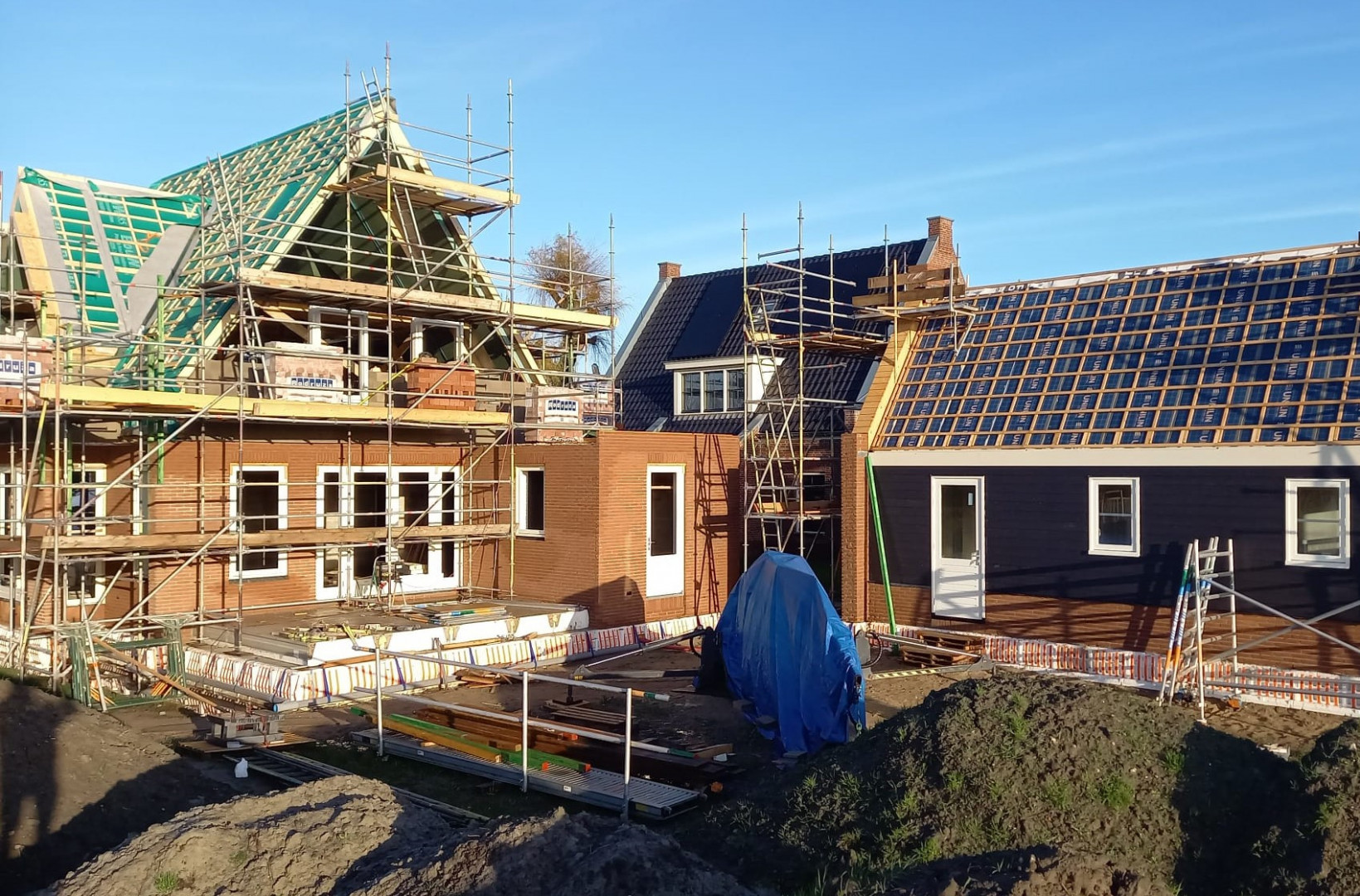 Nieuwe woning met serre en tuinberging