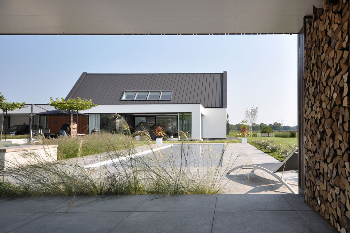 Villa met zwembad en bijgebouw