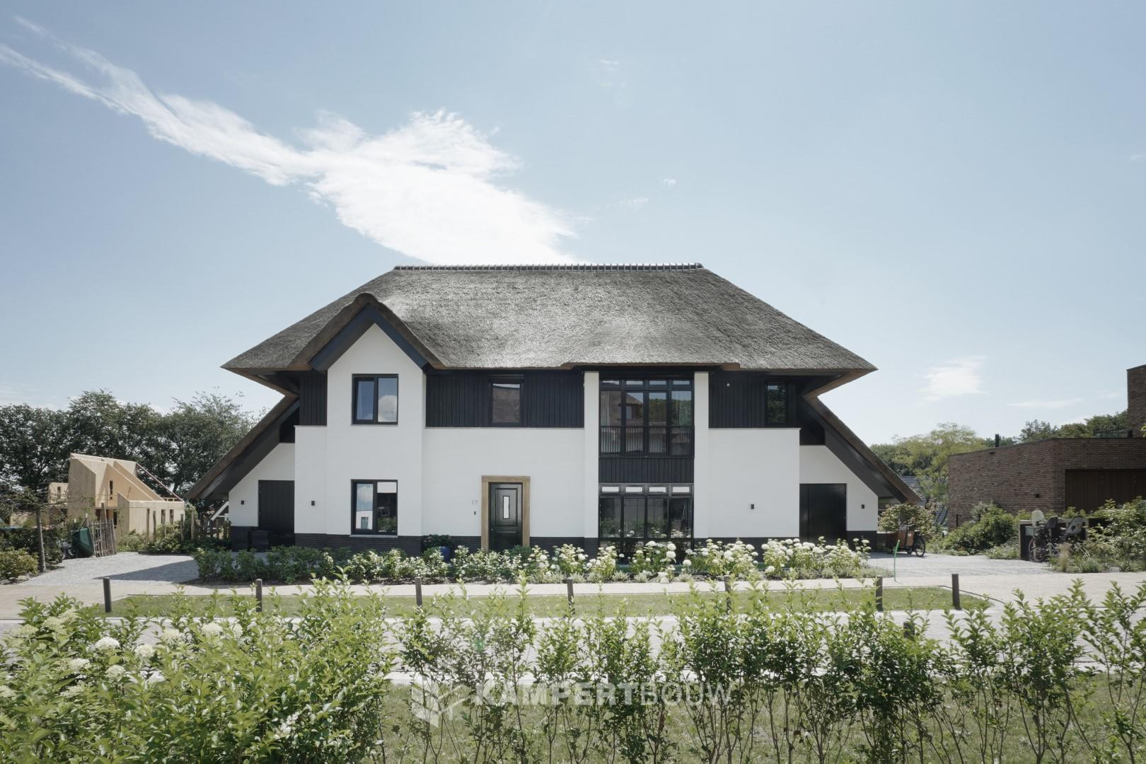 Dubbele villa met rieten kap in Amersfoort