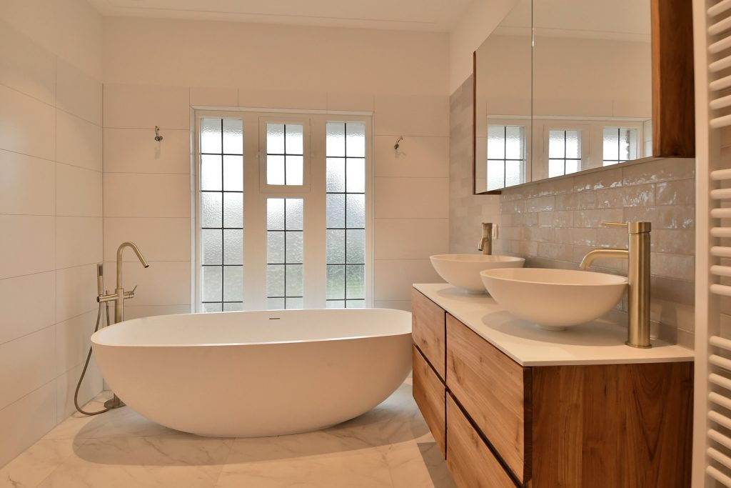 Badkamer met vrijstaand bad