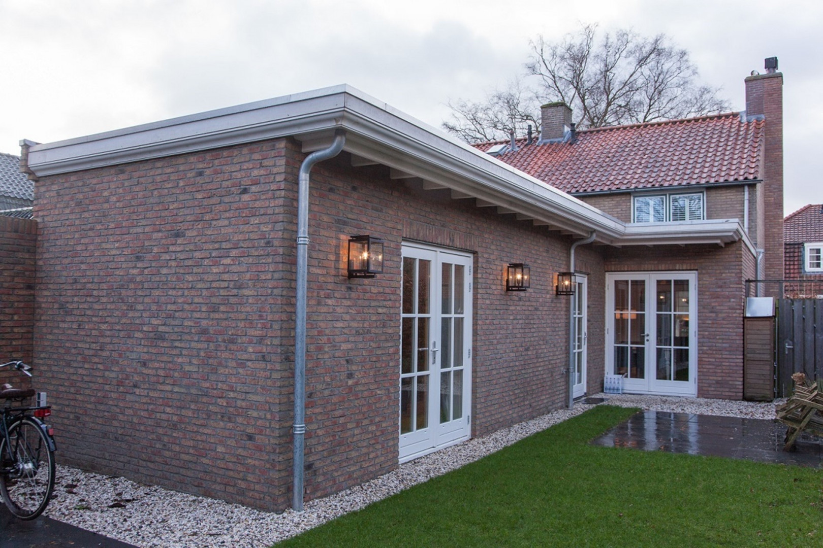 Uitbouw met badkamer en suite