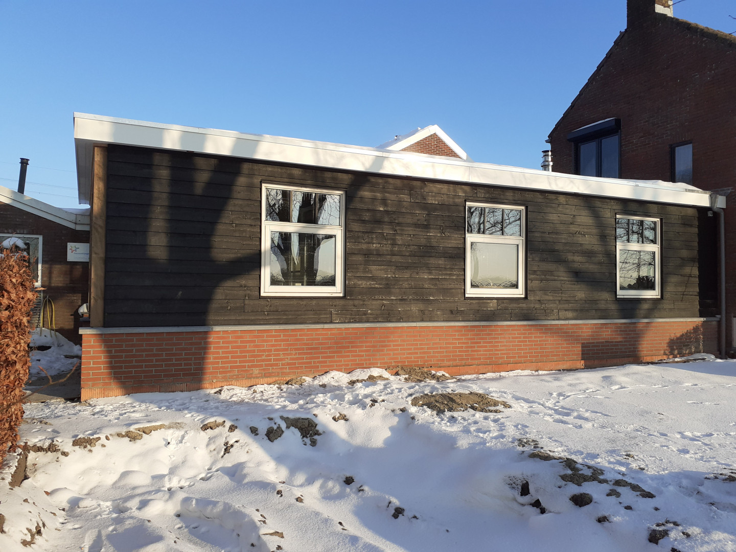 houtskelen aanbouw + douglas overkapping, cape cod afwerking