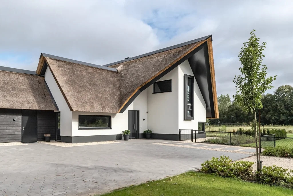 Riante vrijstaande rietgedekte vila