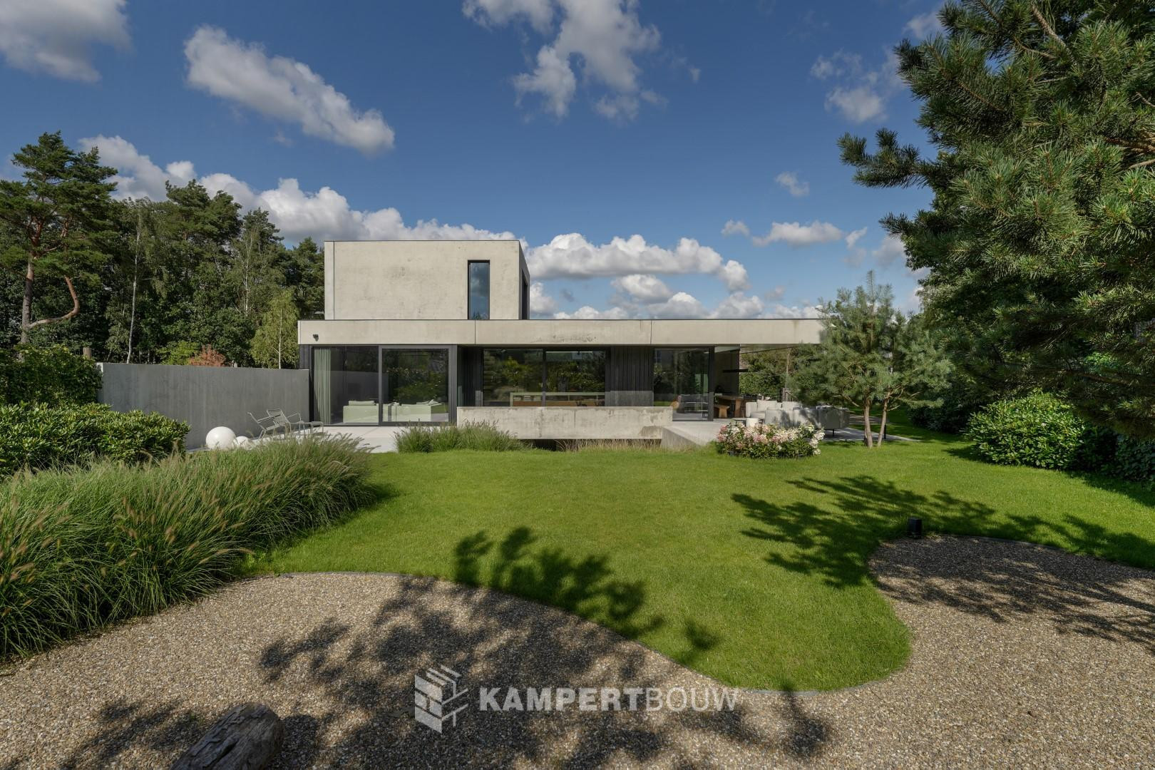 Brutalistische woning aan de bosrand