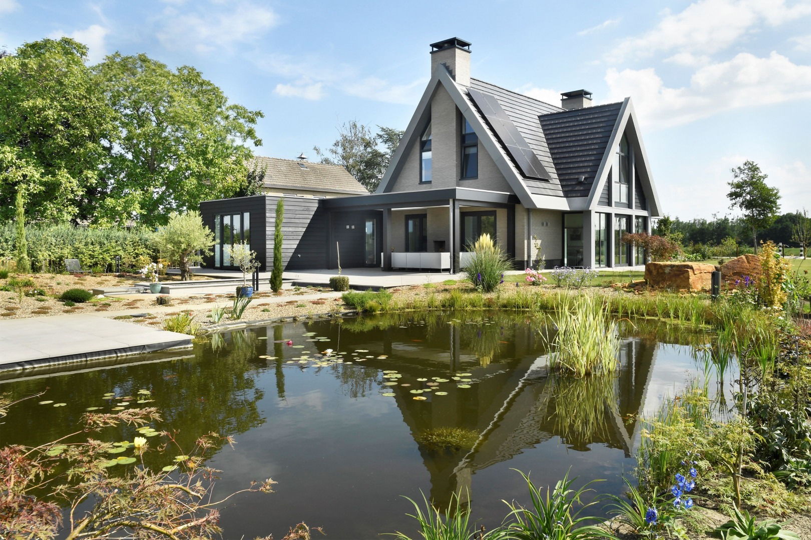 Strakke villa met vlakke dakpannen