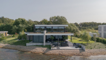 Moderne villa aan het water