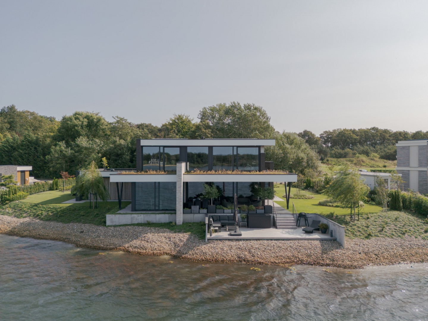 Moderne villa aan het water
