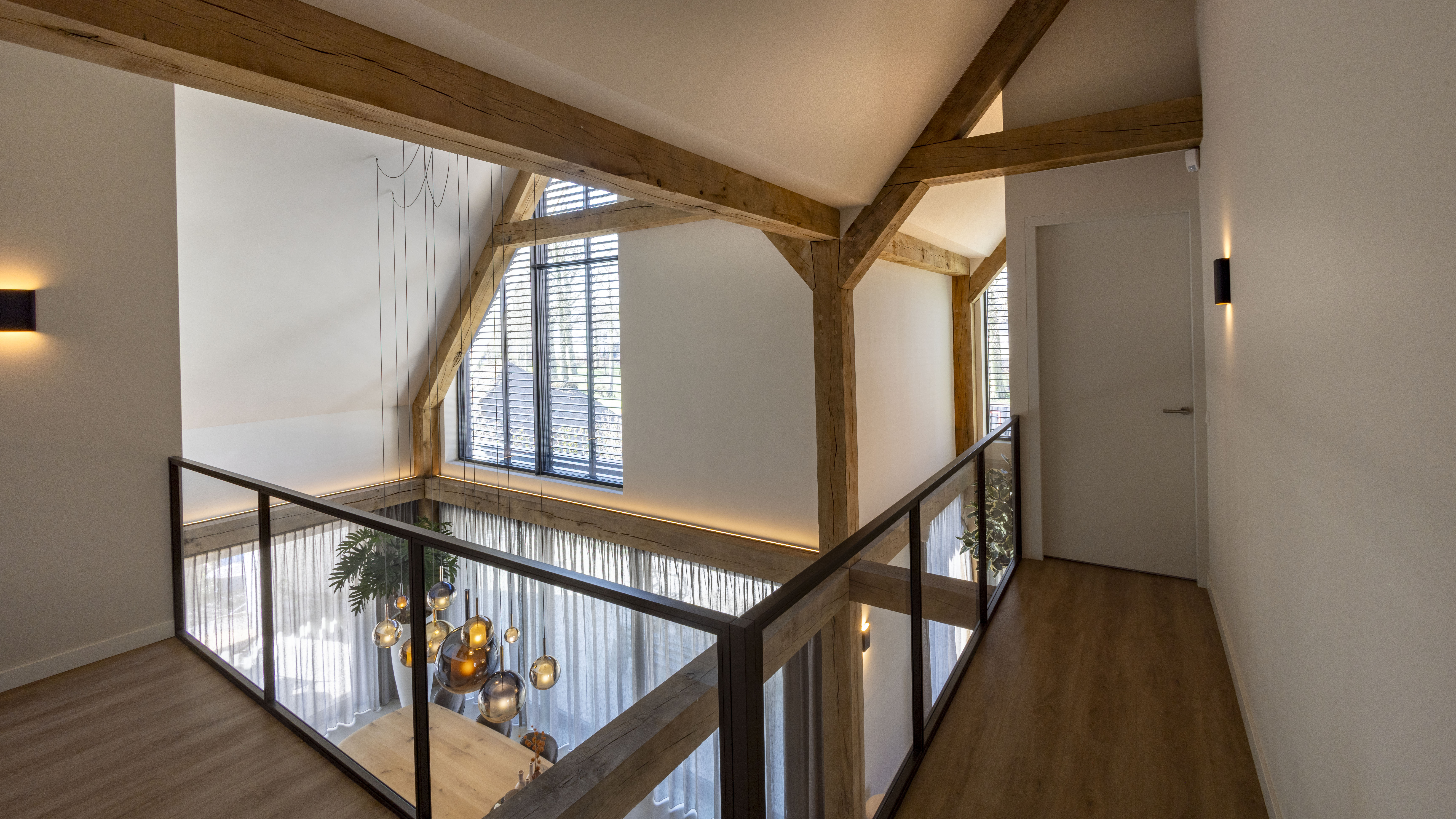 moderne vila met eiken constructie