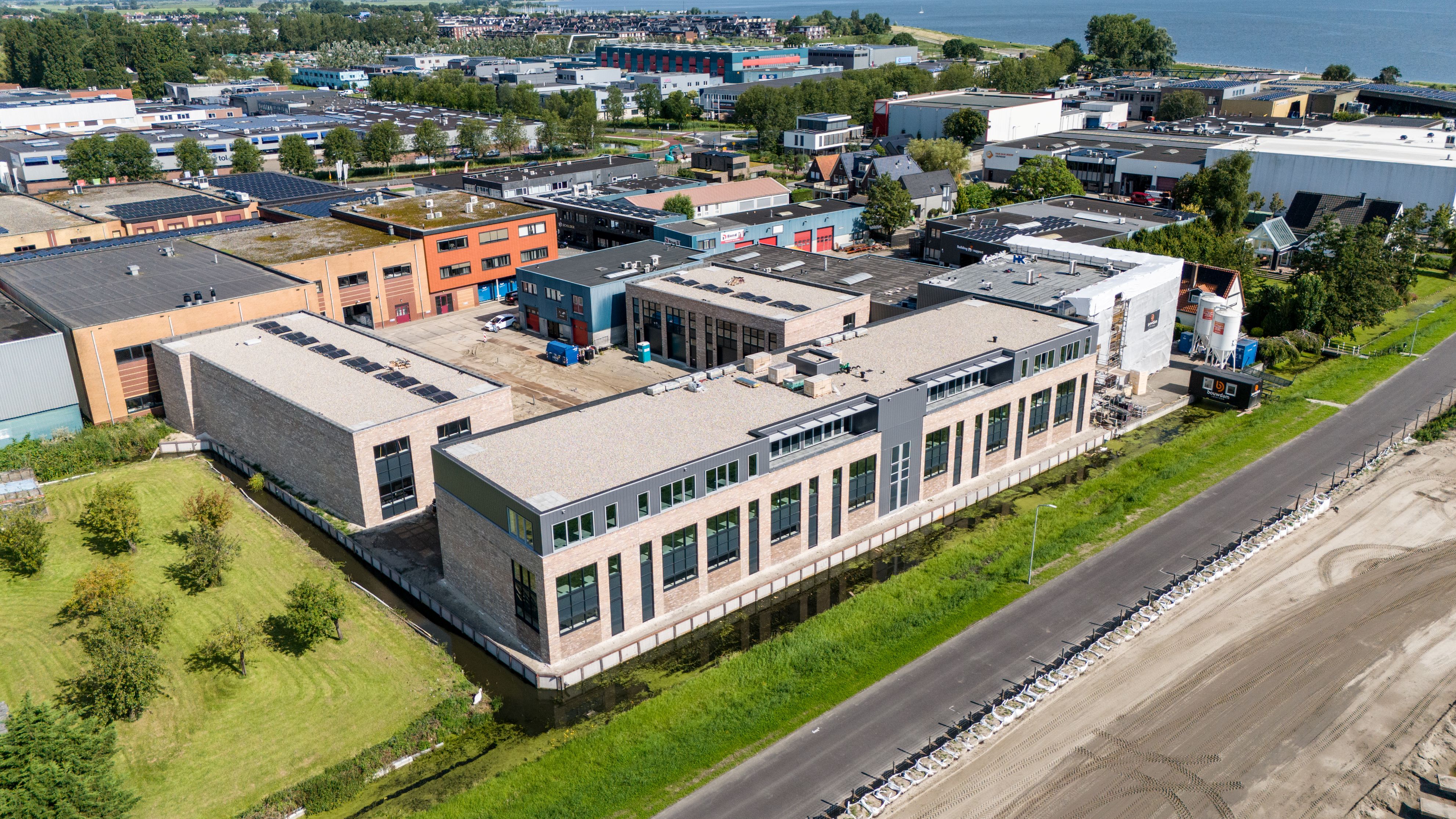 Nieuwbouw kantoor en bedrijfsunits